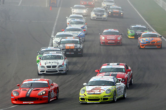 一個美麗而作為開球滿格為荷蘭 GT的四 Een mooi en vol startveld als aftrap voor de Dutch GT 4 (foto: Chris Schotanus, Essay Produkties)