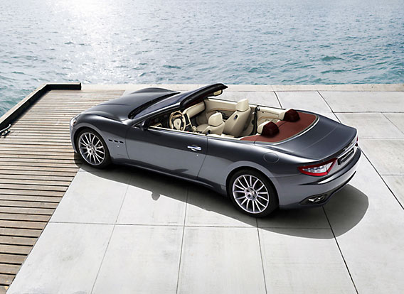 Maserati GranCabrio van bovenaf gezien
